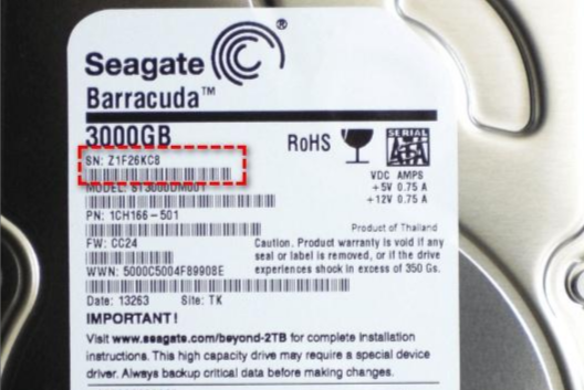 📍 直接查看硬盘本体标签（最推最直接）